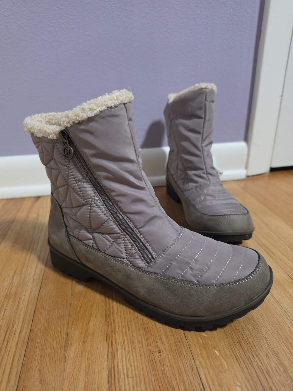 NWOT JBU Freebird Quilted Light Gray Winter Ankle Boots with Faux Fur Trim